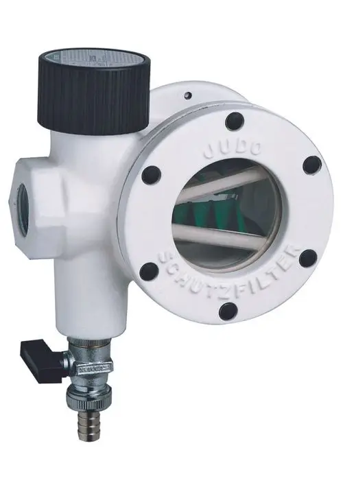 Weißer Wasserfilter von Judo mit transparentem Sichtfenster und einem verstellbaren Ventil zur Rückspülung, montierbar an Rohrsystemen.